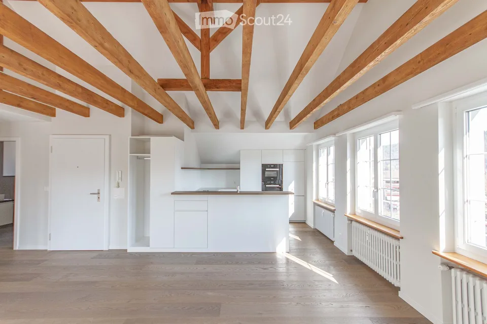 Appartement mansardé moderne et spacieux dans un emplacement central
