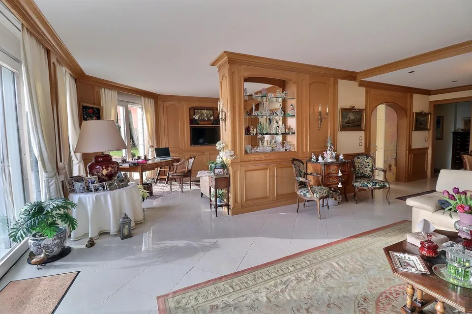BIEN EXCEPTIONNEL!! Grand appartement en viager occupé sans rente. Vue Lac et Port privé.