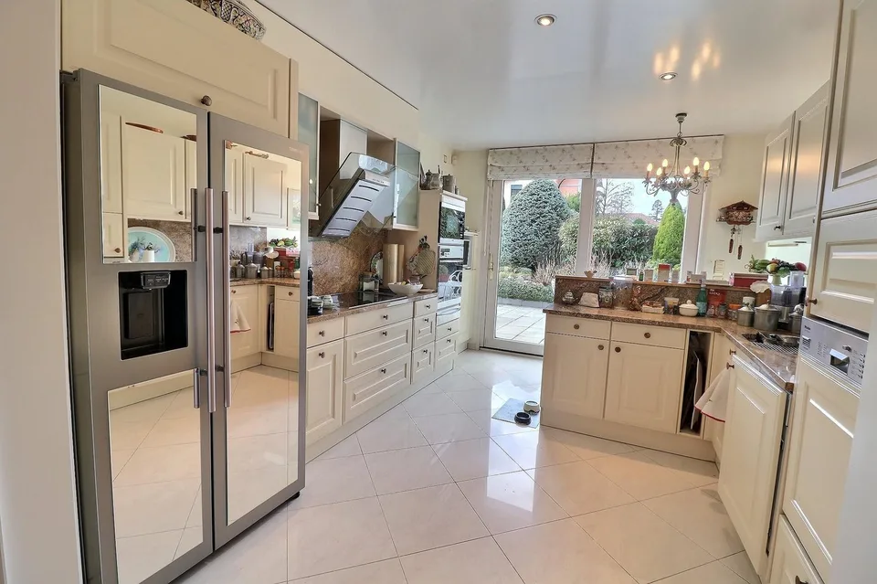 EXCEPTIONAL PROPERTY!! Large apartment in life estate occupied without rent. Lake and private port view.