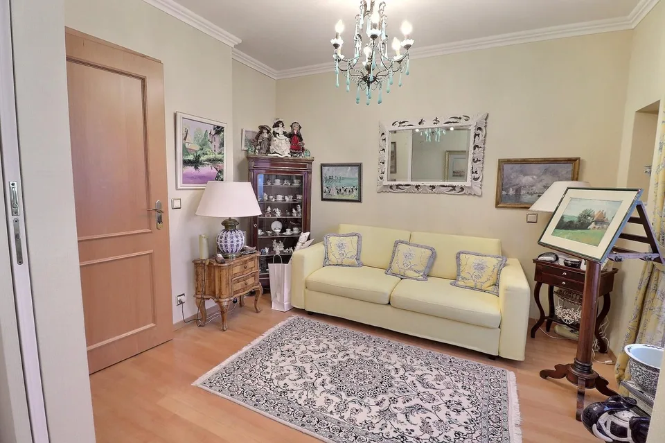 EXCEPTIONAL PROPERTY!! Large apartment in life estate occupied without rent. Lake and private port view.