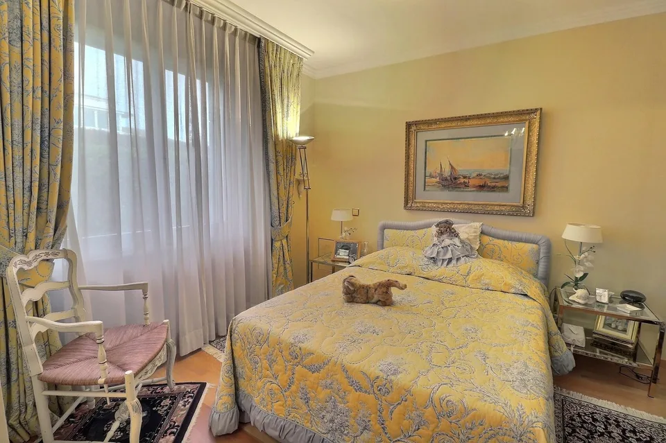 EXCEPTIONAL PROPERTY!! Large apartment in life estate occupied without rent. Lake and private port view.