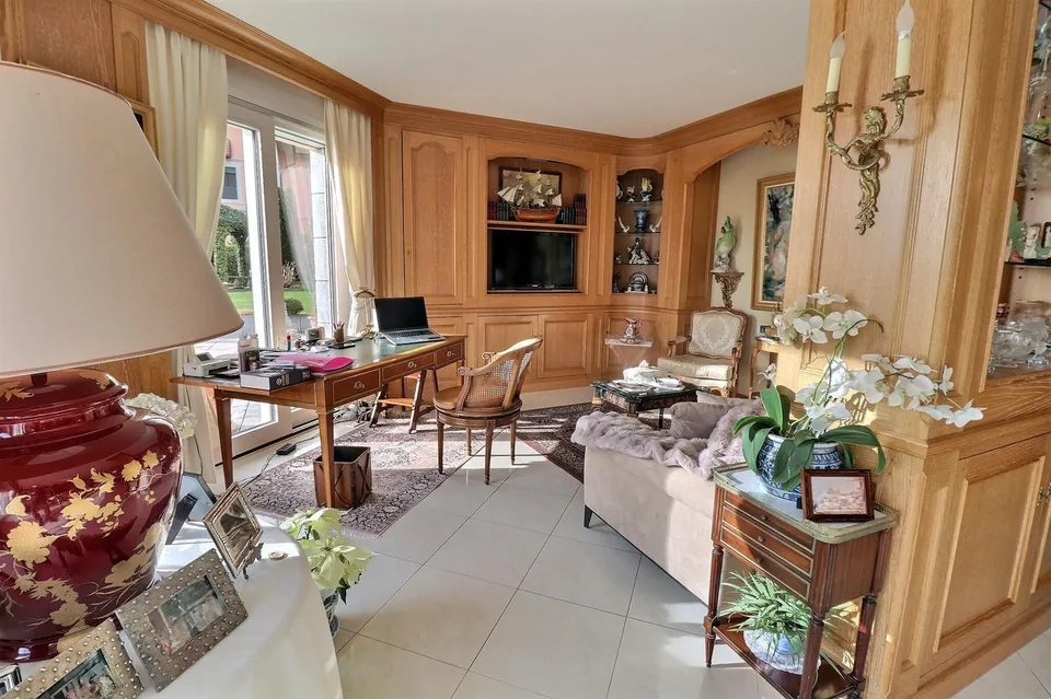 EXCEPTIONAL PROPERTY!! Large apartment in life estate occupied without rent. Lake and private port view.