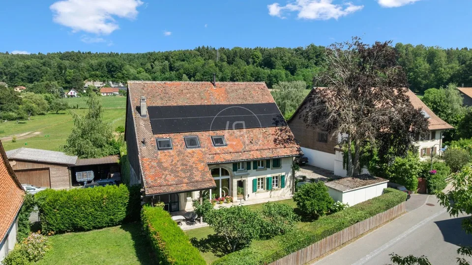 Prächtiges Gebäude mit Charme und Pool in der Nähe von Lausanne