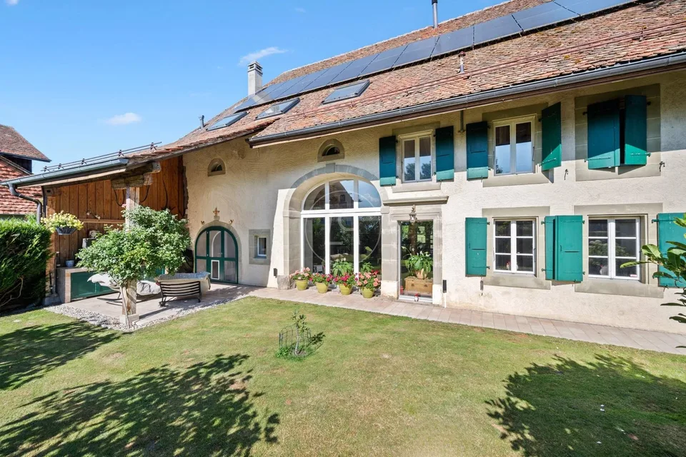 Prächtiges Gebäude mit Charme und Pool in der Nähe von Lausanne