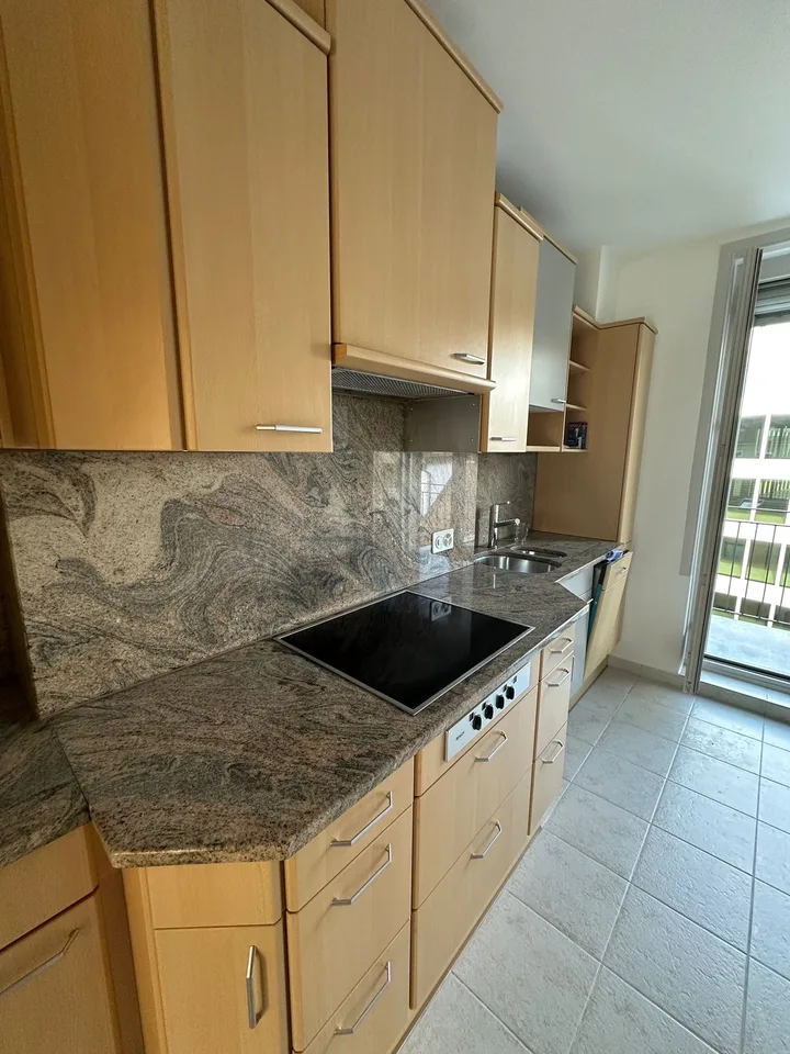 Camera luminosa arredata per studente ETH/ UZH | Zürich HB 10 min | Disponibile immediatamente