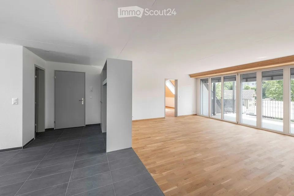 Premier location d'un appartement solaire - spacieux, lumineux et avec des frais accessoires modérés