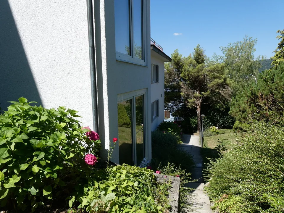 Appartamento completamente ristrutturato in una posizione vicina alla città eppure tranquilla
