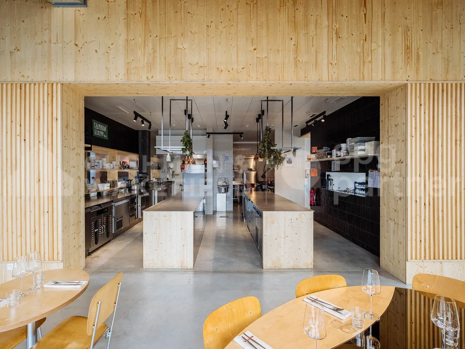 Restaurant de 336 m² avec deux terrasses et dépôt à Charmilles, Genève – photo 7 sur 13