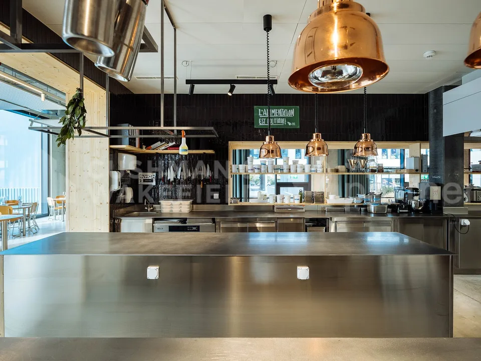 Restaurant de 336 m² avec deux terrasses et dépôt à Charmilles, Genève – photo 11 sur 13