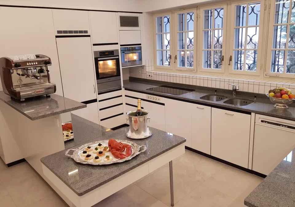 Von aussen zurückhaltend. Von innen eine sehr private 7.5 Zimmer Villa mit grossem Pool und schönem Garten