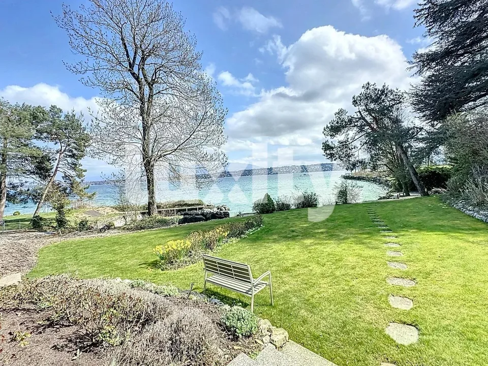 Propriété d'Exception en Bord de Lac avec Ponton Privé