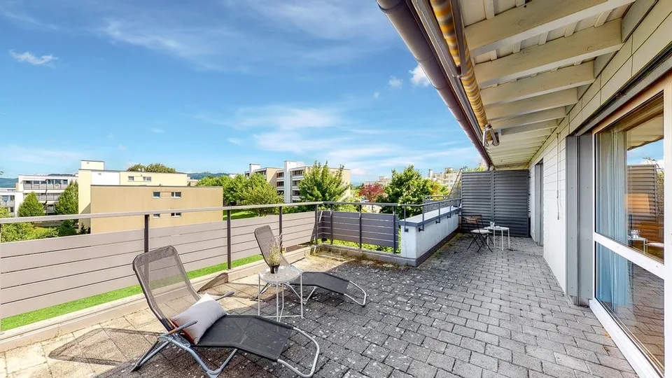 Attikawohnung mit Cheminée, grosser Terrasse + eigener Waschküche