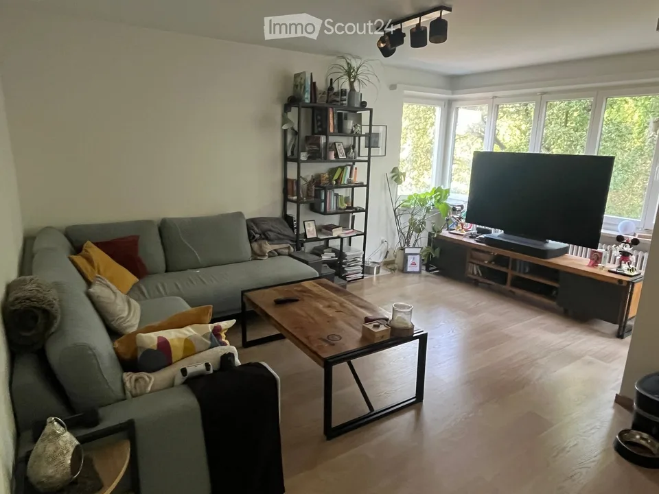 Helle und grosszügig geschnittene 3-Zimmer-Wohnung mit Balkon und schöner Aussicht in Birsfelden