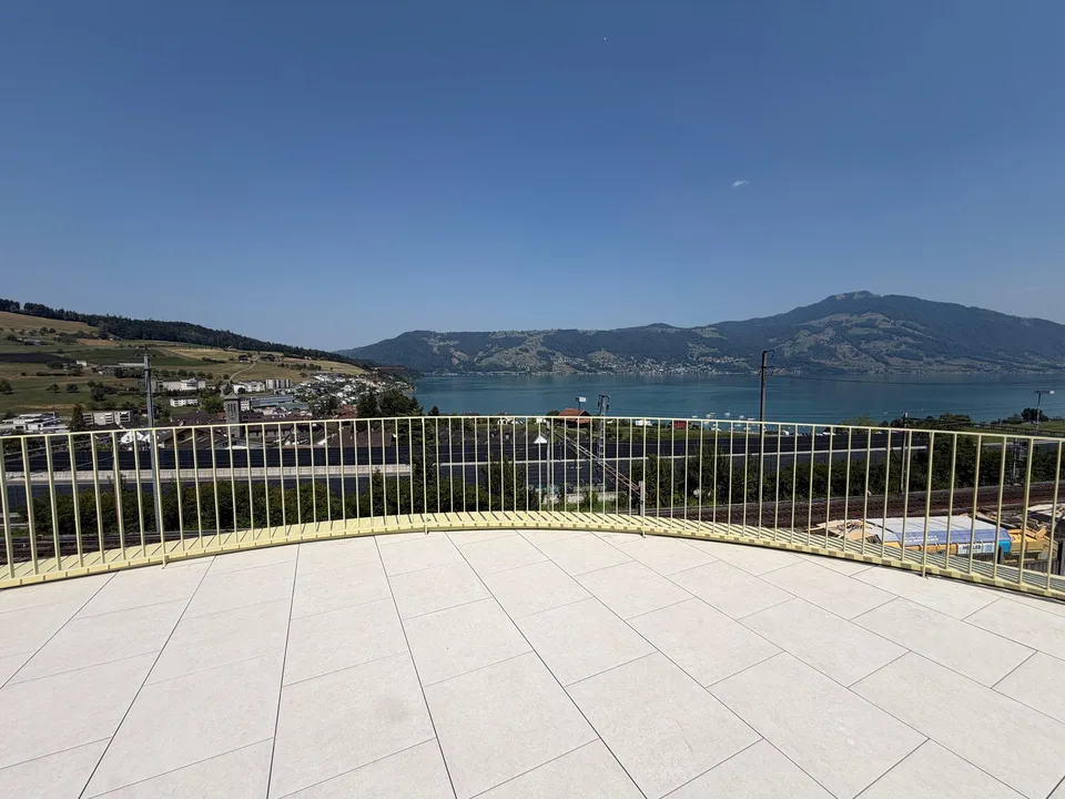 Exklusives Attika-Juwel: Panoramablick über den Zugersee in seiner schönsten Form