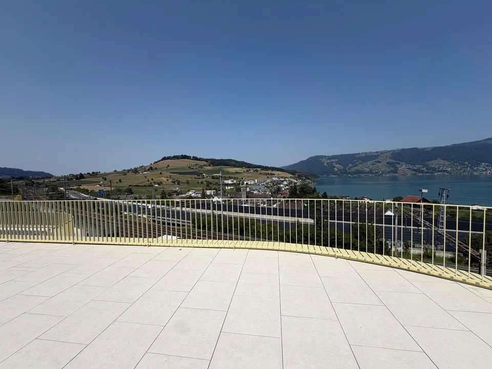 Gioiello esclusivo in attico: vista panoramica sul lago di Zug nella sua forma più bella