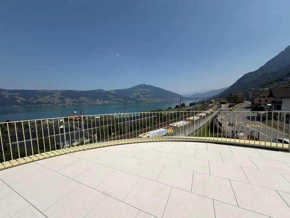 Gioiello esclusivo in attico: vista panoramica sul lago di Zug nella sua forma più bella