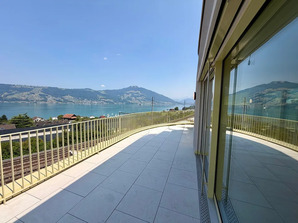 Gioiello esclusivo in attico: vista panoramica sul lago di Zug nella sua forma più bella