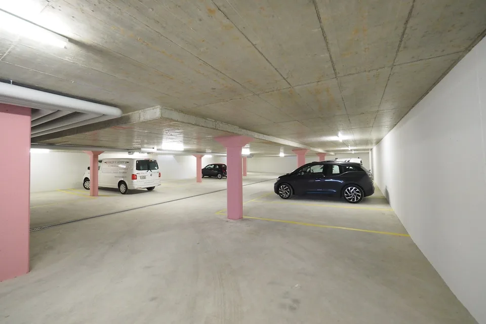 Tiefgaragen Parkplatz mitten in Grüt