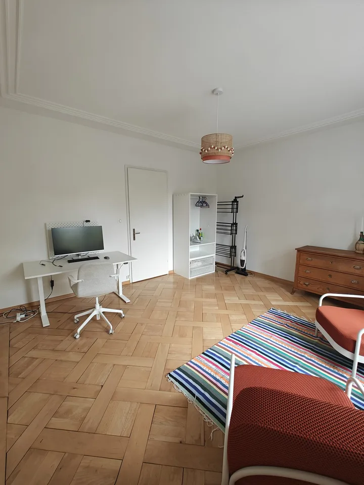 Beautiful old building apartment in a trendy neighborhood