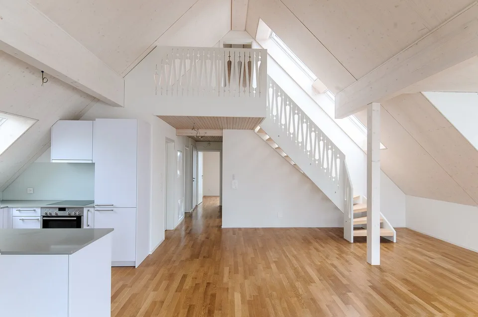 Au-dessus des toits de Bäretswil belle maisonnette en attique 4.5