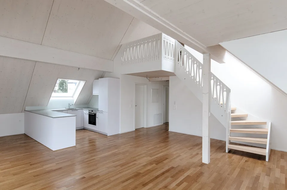 Au-dessus des toits de Bäretswil belle maisonnette en attique 4.5