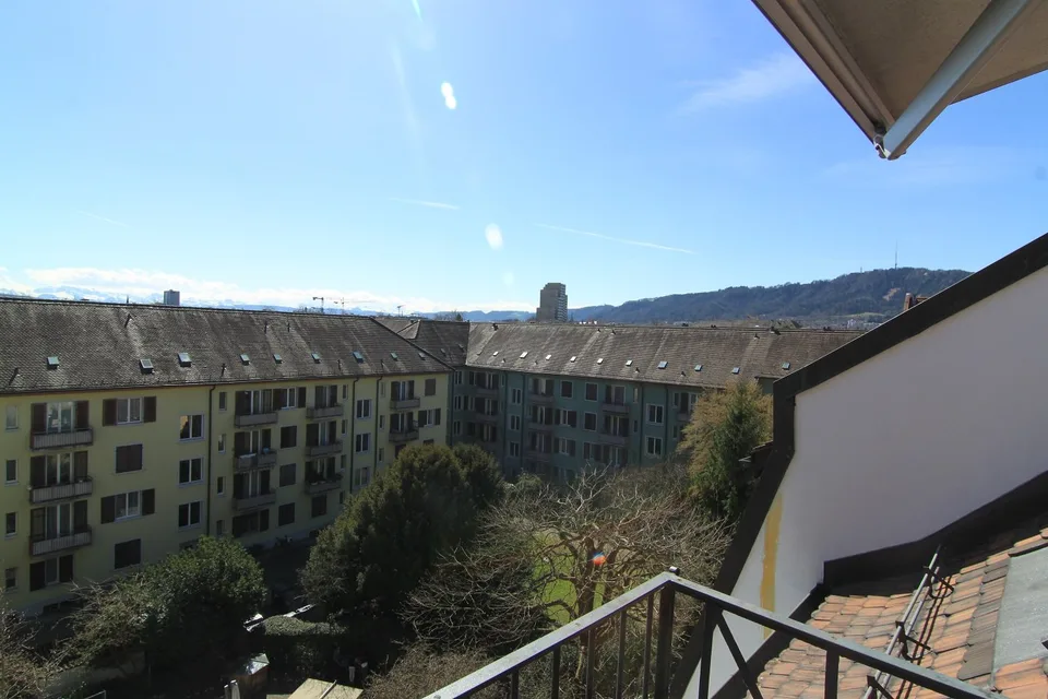 Gepflegte 4-Zimmer-Maisonette-Dachwohnung mit Balkon (BEFRISTUNG 31.03.2027)