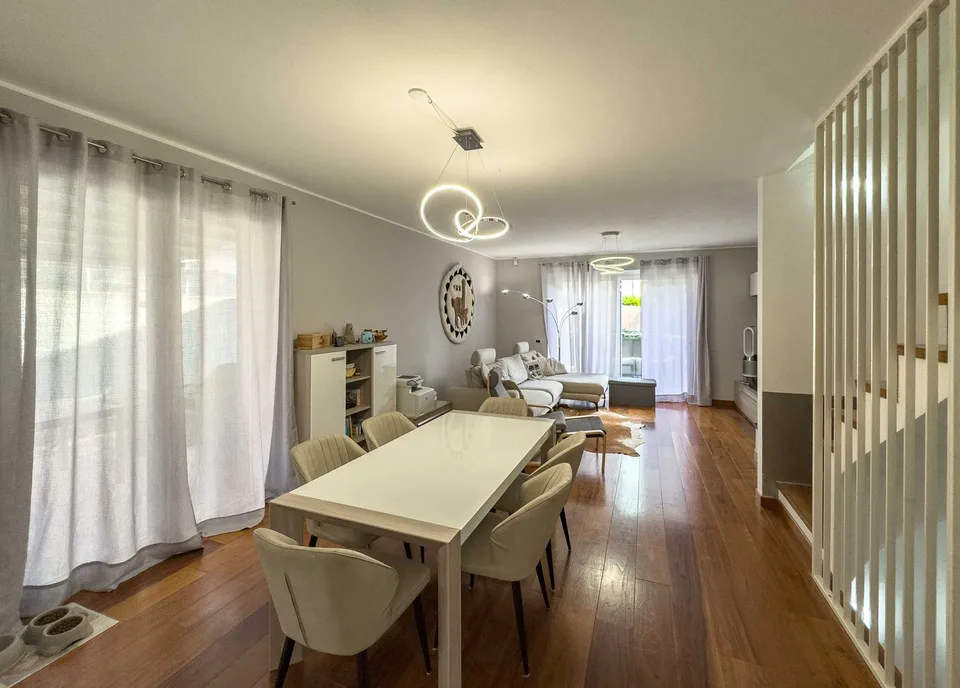 Grande et lumineuse maison jumelée à Melano
