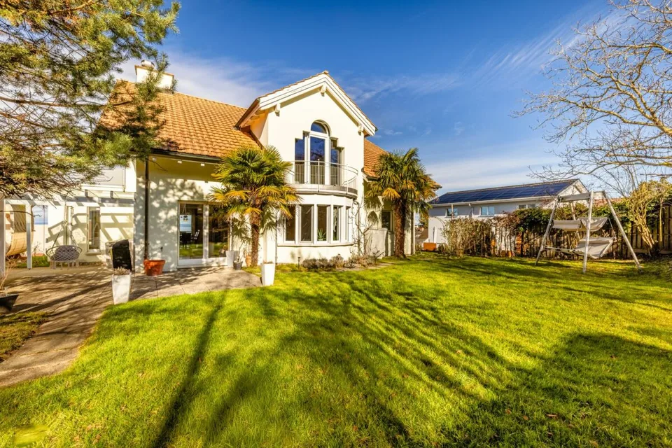 Villa représentative et unique dans un emplacement résidentiel de premier choix avec vue lac attrayante et appartement indépendant