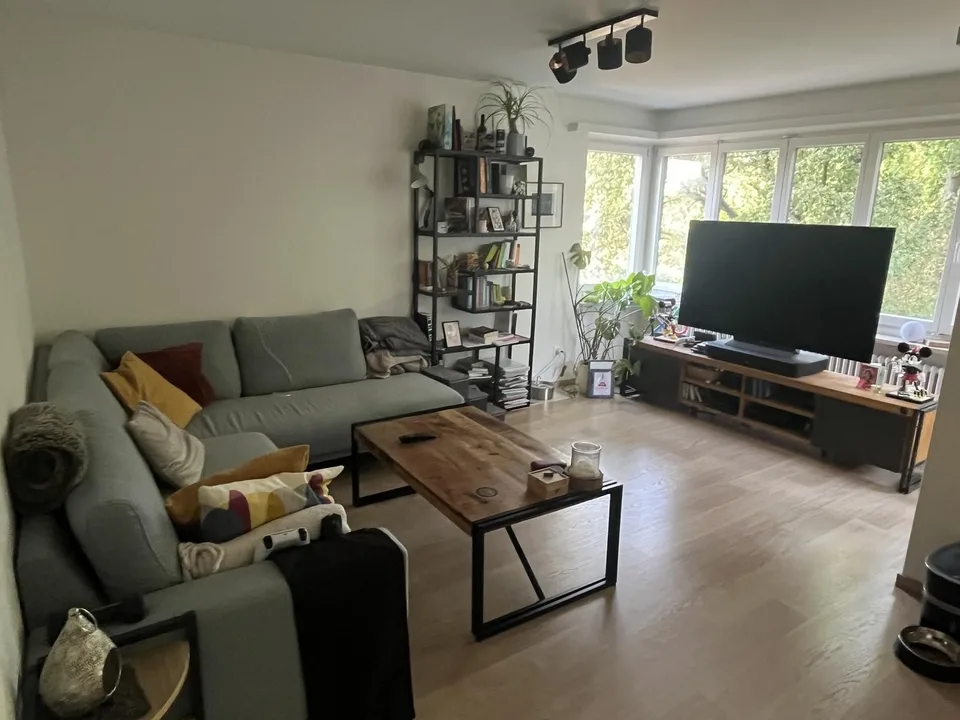 Helle und grosszügig geschnittene 3-Zimmer-Wohnung mit zwei Balkonen und Blick ins Grüne