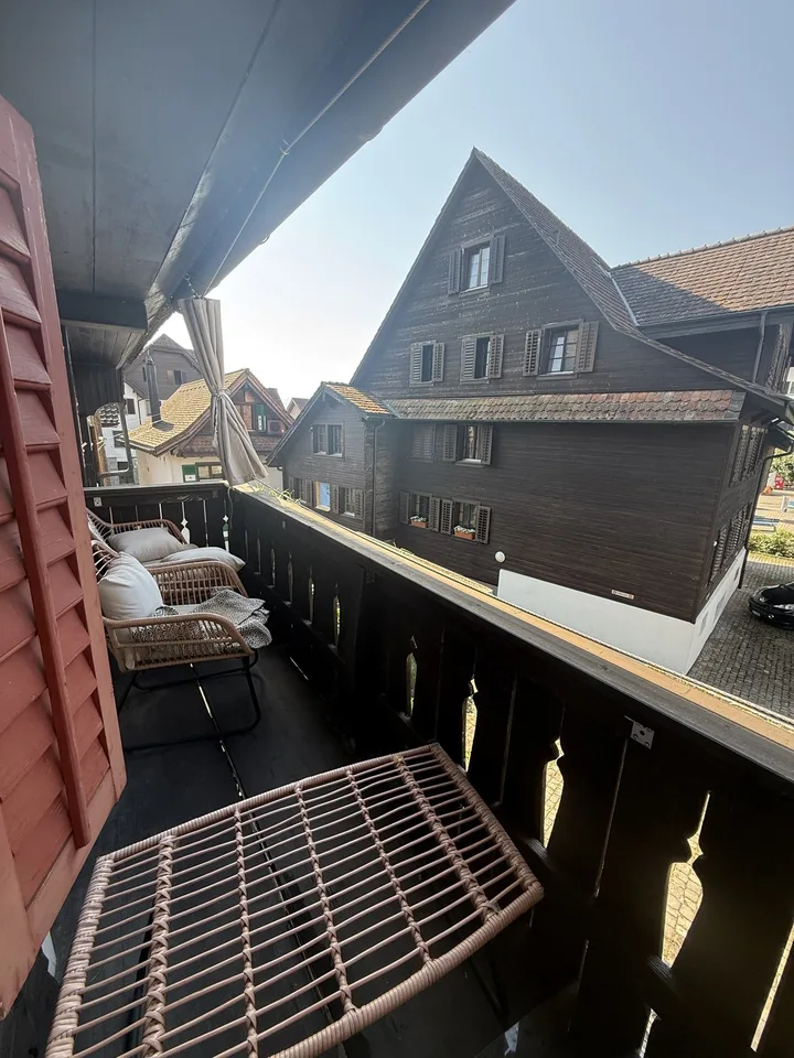 Appartamento mansardato di 2 camere accogliente in un chalet rustico, posizione ideale nella piazza del villaggio di Immensee