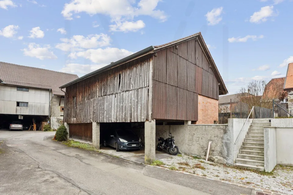 Property consisting of three buildings to be fully renovated, spread over two plots totaling 534 m², offering significant transformation potential.