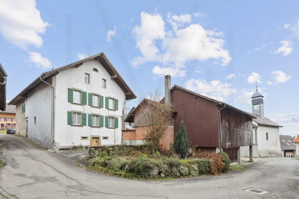 Propriété composée de trois bâtiments à rénover entièrement, répartis sur deux parcelles totalisant 534 m², offrant un important potentiel de transformation.