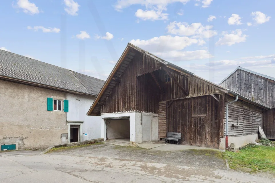 Property consisting of three buildings to be fully renovated, spread over two plots totaling 534 m², offering significant transformation potential.