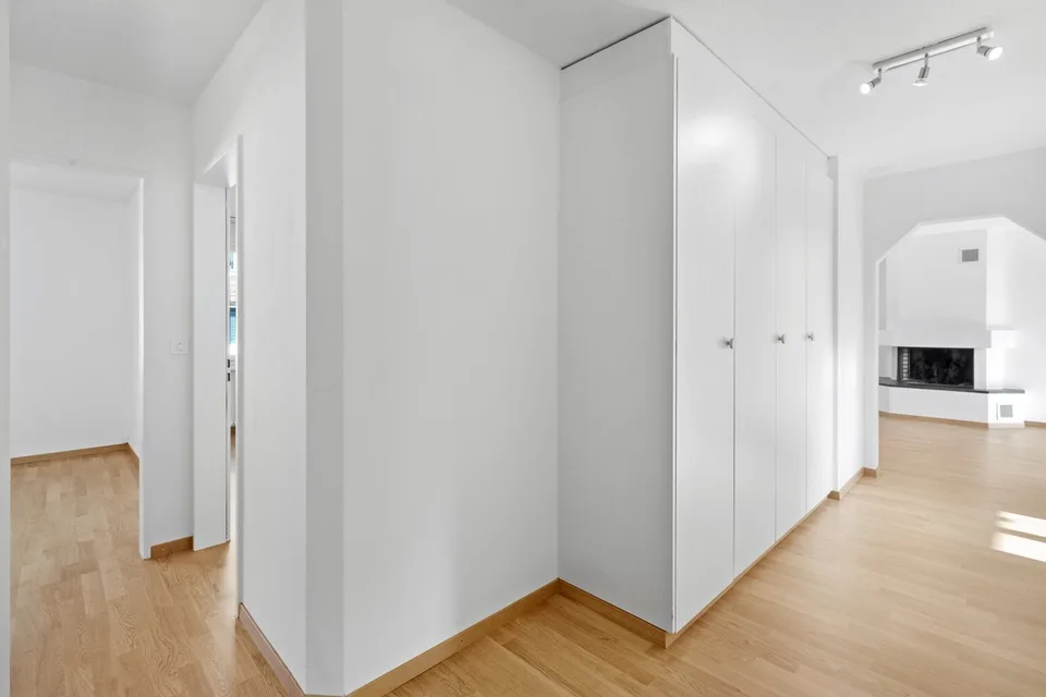 Grosszügige 3.5-Zimmer-Wohnung in Thalwil mit 2 Balkonen, Cheminée & Waschturm