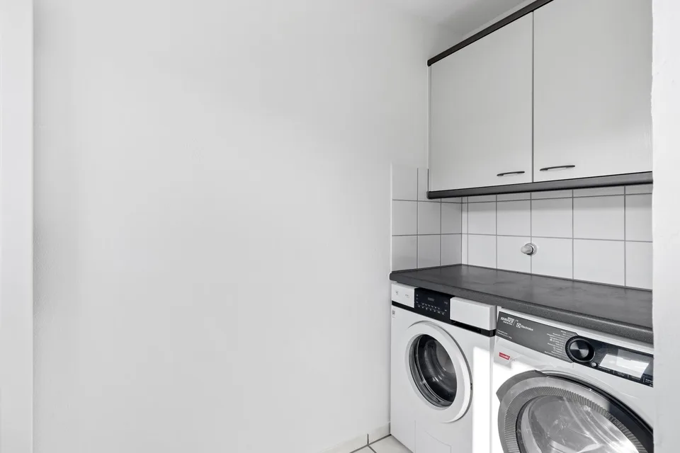 Grosszügige 3.5-Zimmer-Wohnung in Thalwil mit 2 Balkonen, Cheminée & Waschturm