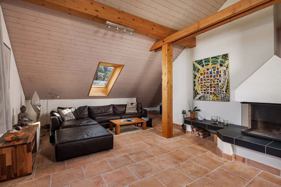 Spacious 6.5 room attic apartment in prime location