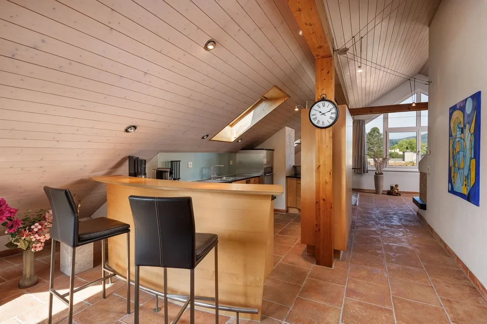 Spacious 6.5 room attic apartment in prime location
