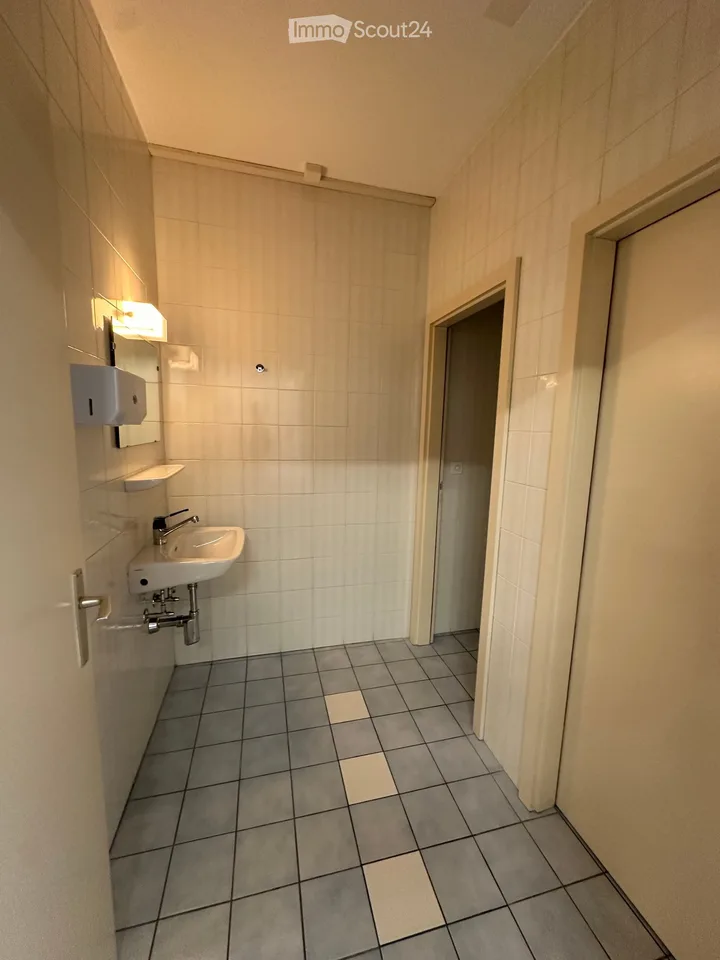 Subletting / Lease Takeover Commercial premises of 190 m² From April 1st