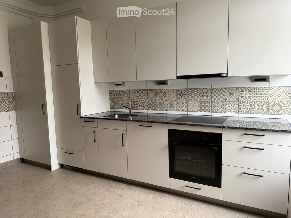 Appartement de charme rénové de 2,5 pièces dans un immeuble ancien sur la rue principale inférieure à Thoune