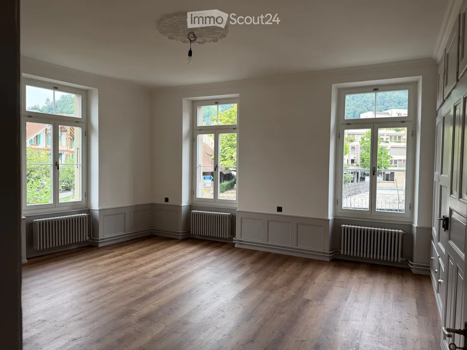 Appartement de charme rénové de 2,5 pièces dans un immeuble ancien sur la rue principale inférieure à Thoune