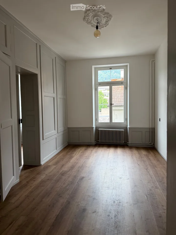 Appartement de charme rénové de 2,5 pièces dans un immeuble ancien sur la rue principale inférieure à Thoune