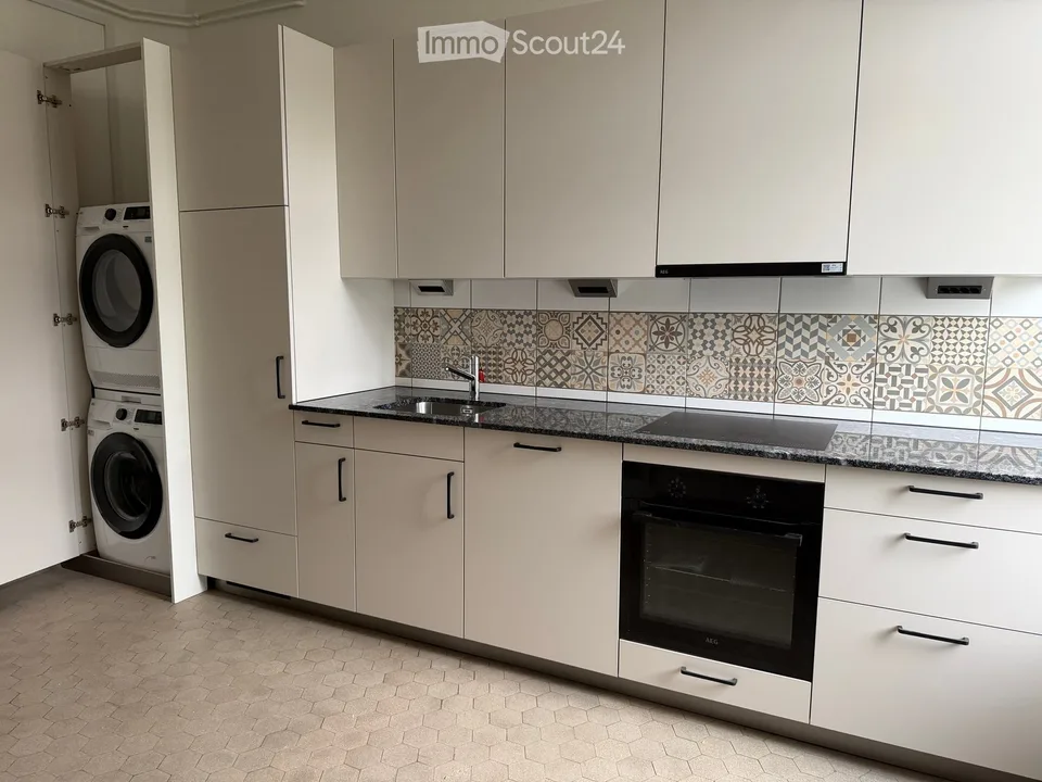 Appartement de charme rénové de 2,5 pièces dans un immeuble ancien sur la rue principale inférieure à Thoune