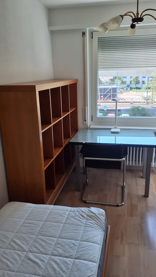 WG-Zimmer in dreier WG in 51/2 Zimmer Wohnung