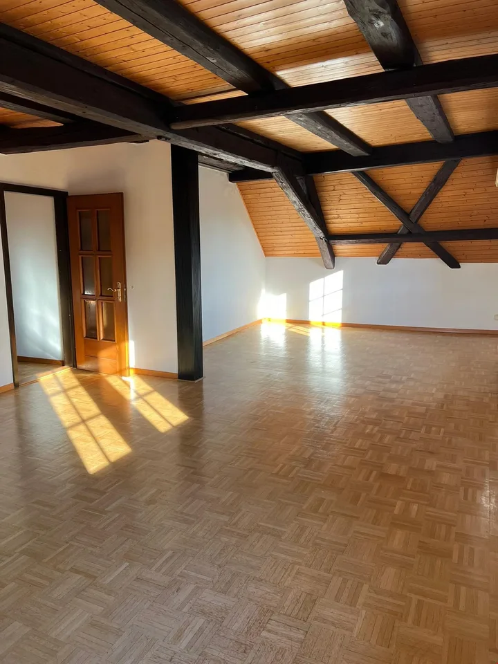 Disponible immédiatement - 145 m2 Maisonette avec 4,5 pièces, cheminée - entrée flexible