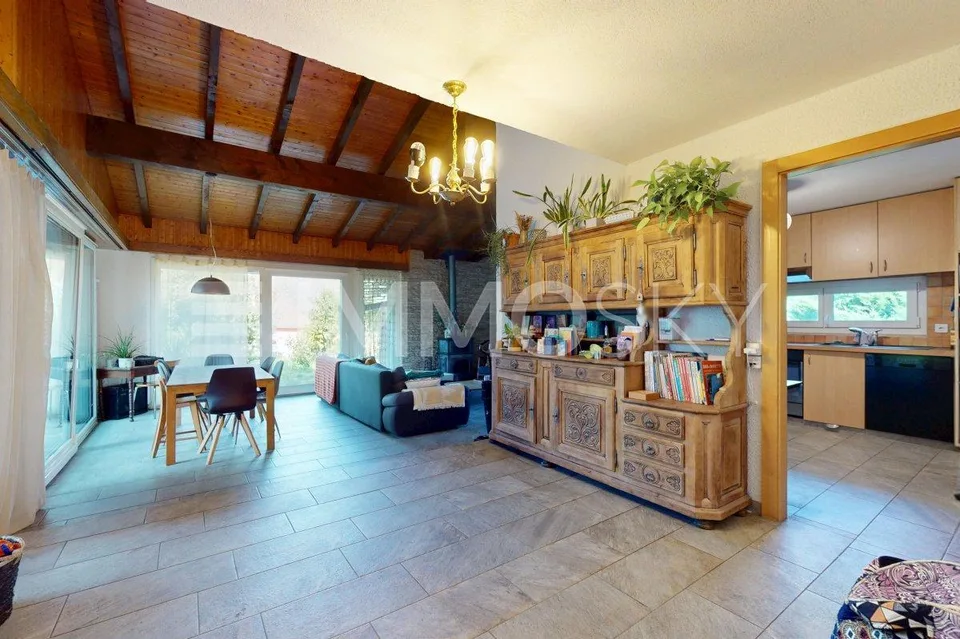 Spacious villa with independent apartment