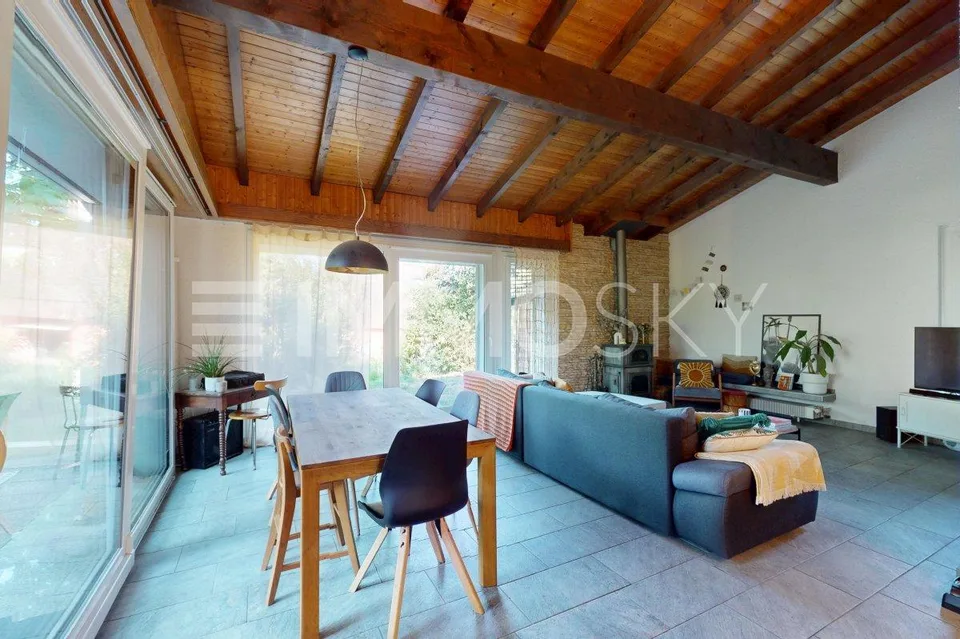 Spacious villa with independent apartment