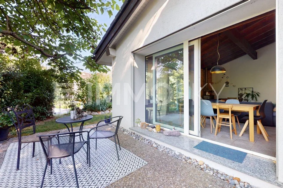 Spacious villa with independent apartment