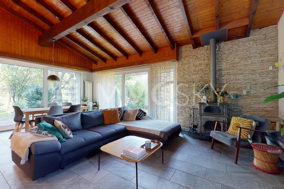 Spacious villa with independent apartment