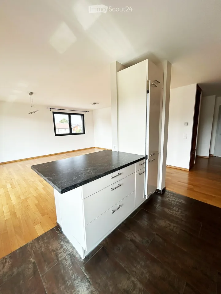 Wohnung 4.5 Zimmer: hell - 2 Außenparkplätze inklusive