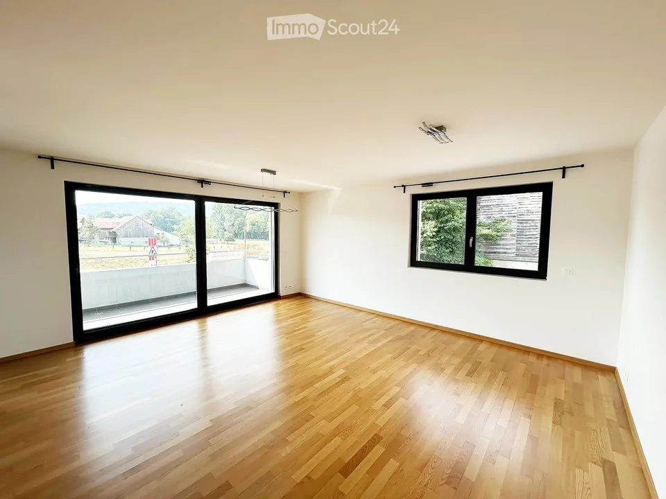 Wohnung 4.5 Zimmer: hell - 2 Außenparkplätze inklusive
